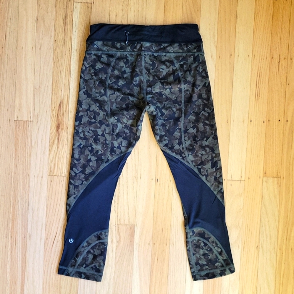 Lululemon camouflage size 6 workout pants. - Picture 3 of 3